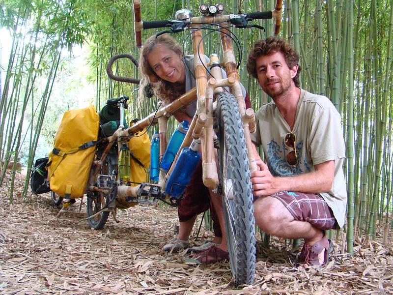 Markéta Čeřenová z Krnova je průkopníkem bambusové cyklistiky. Se svým argentinským přítelem Nicolásem už projeli na bambusových kolech Argentinu, Bolívii a Brazílii. Dobrodružné putování skončilo svatbou a vydáním společné knihy.