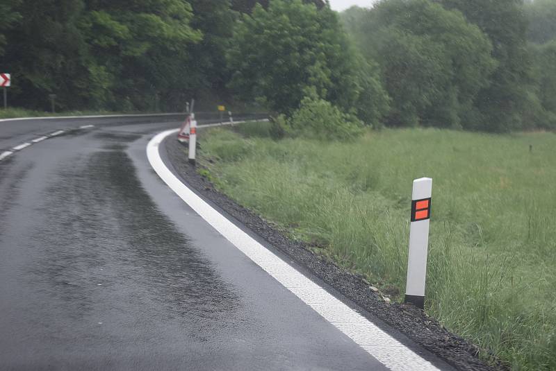 Nebezpečná silnice z Nových Heřminov do Zátoru v květnu 2022.