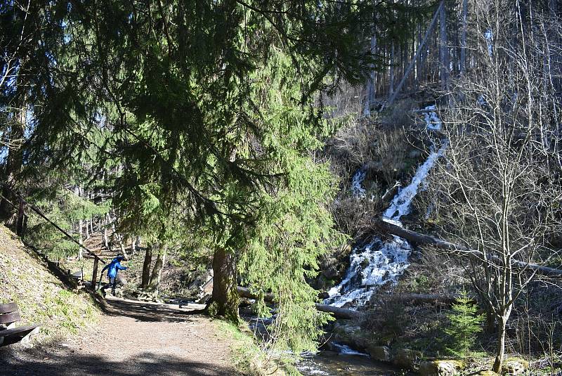 Nejdostupnější vodopád je v Karlově Studánce hned vedle parkoviště. Byl postaven koncem 19. století pro potěšení lázeňských hostů.