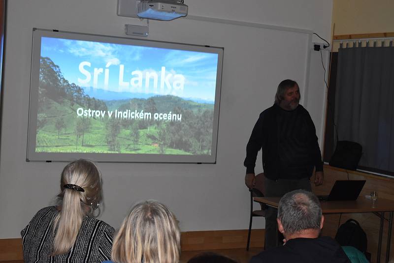 Přednáška Vladimíra Kořínka v Krnově byla spojená s křtem jeho nové knihy Střípky ze Srí Lanky.  29. 9. 2022