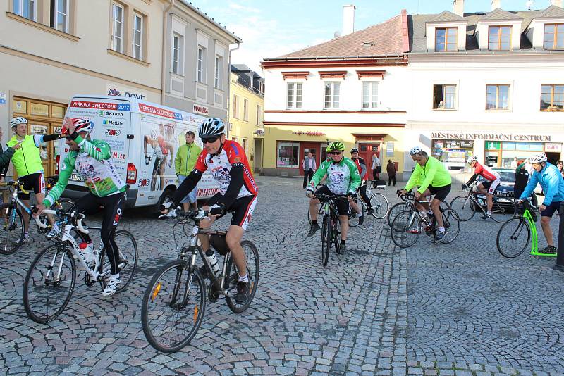 Sedmá etapa cyklotour Na kole dětem odstartovala na náměstí Míru v Bruntále.