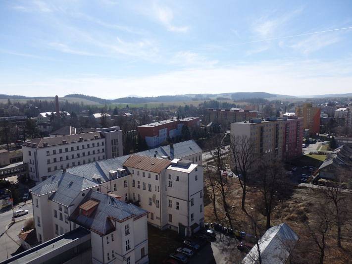 Petr Volčík pořídil záběry z komínu v areálu bývalé nemocnice v Nádražní ulici, ještě než komín strhli.