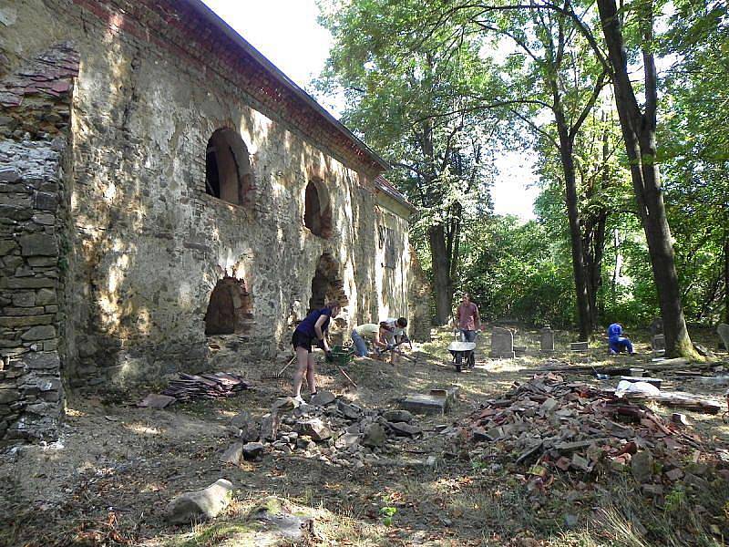 Hnutí Duha Jeseníky společně se Střediskem volného času Méďa Krnov zorganizovalo na závěr léta tábor pro děti a mládež z celé České republiky. Cílem bylo pobavit se a hlavně opravit boční pilíře a střechu kostela sv. Jiří v Pelhřimovech na Osoblažsku.