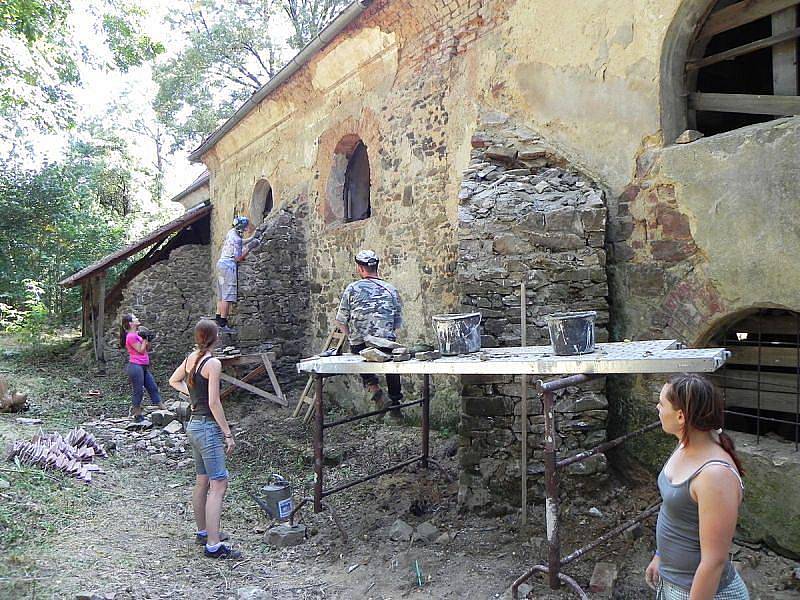 Hnutí Duha Jeseníky společně se Střediskem volného času Méďa Krnov zorganizovalo na závěr léta tábor pro děti a mládež z celé České republiky. Cílem bylo pobavit se a hlavně opravit boční pilíře a střechu kostela sv. Jiří v Pelhřimovech na Osoblažsku.