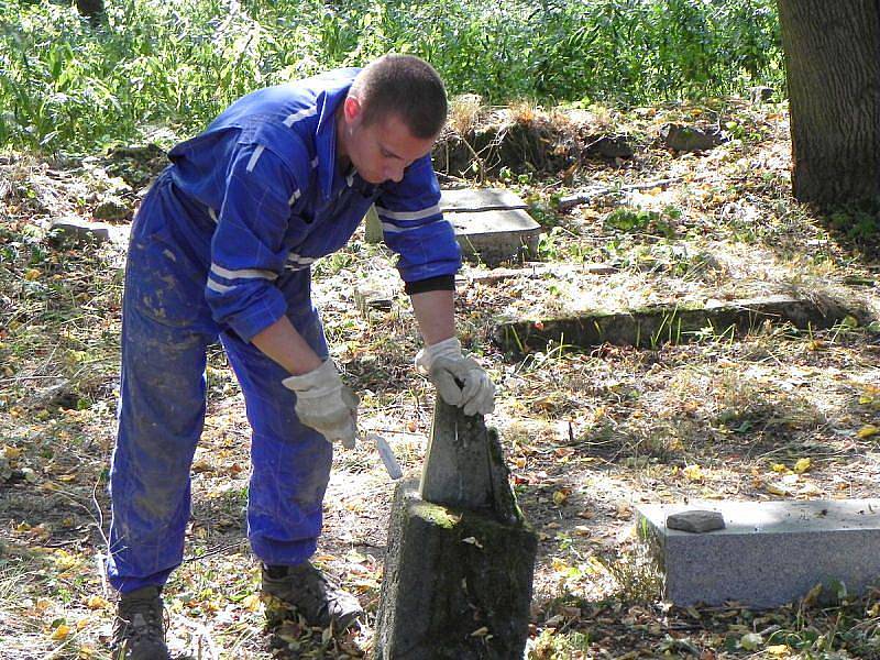 Hnutí Duha Jeseníky společně se Střediskem volného času Méďa Krnov zorganizovalo na závěr léta tábor pro děti a mládež z celé České republiky. Cílem bylo pobavit se a hlavně opravit boční pilíře a střechu kostela sv. Jiří v Pelhřimovech na Osoblažsku.