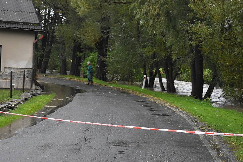 Rozvodněná řeka Opavice zaplavila silnici a odřízla Linhartovy od Města Albrechtic.