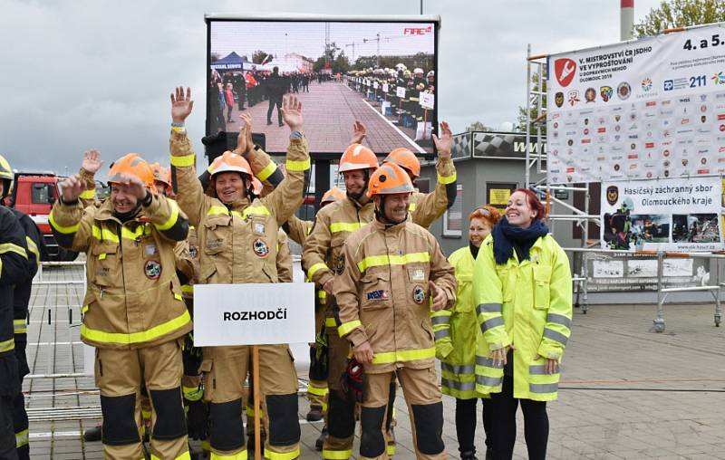 Dobrovolní hasiči z Vrbna pod Pradědem reprezentovali Moravskoslezský kraj v celorepublikové soutěži ve vyprošťování  osob z vraku auta. Foto: Andrea Martínková