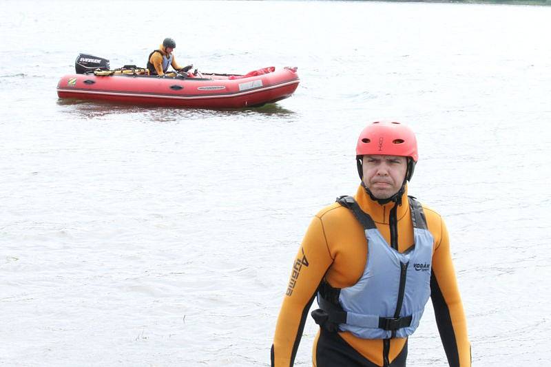 Devatenáct českých a polských týmů soutěžilo ve středu při sedmnáctém ročníku soutěž vodních záchranářů ve vodách přehrady Slezská Harta.
