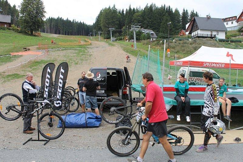 Adrenalinové zážitky lovili od pátku 30. srpna do neděle 1. září na jesenických svazích vyznavači horských kol. Na Kopřivné probíhal moravsko-slovenský pohár.