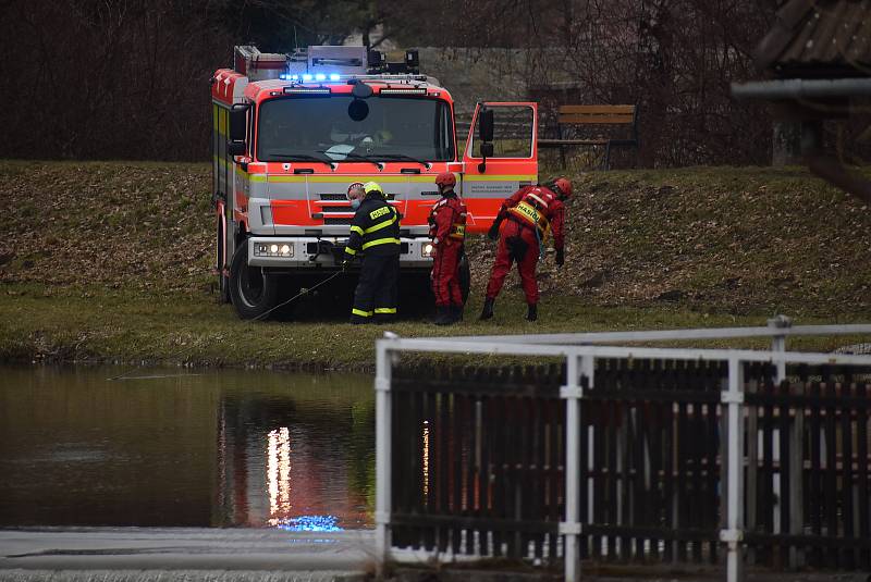 V centru Krnova se hasiči a policisté prali s autem, které si plulo prostředkem řeky Opavy.