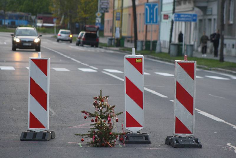 Vánoční stromek našel uplatnění i v květnu. V Krnově přispívá k bezpečnosti silničního provozu tím, že varuje řidiče před propadlým kanálem.