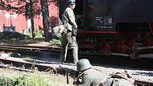 Úzkokolejka Osoblažka se vrátila do března 1945 díky fanouškům vojenské historie. Ti názorně předvedli cestujícím, co se zde mohlo odehrávat v posledních dnech války.