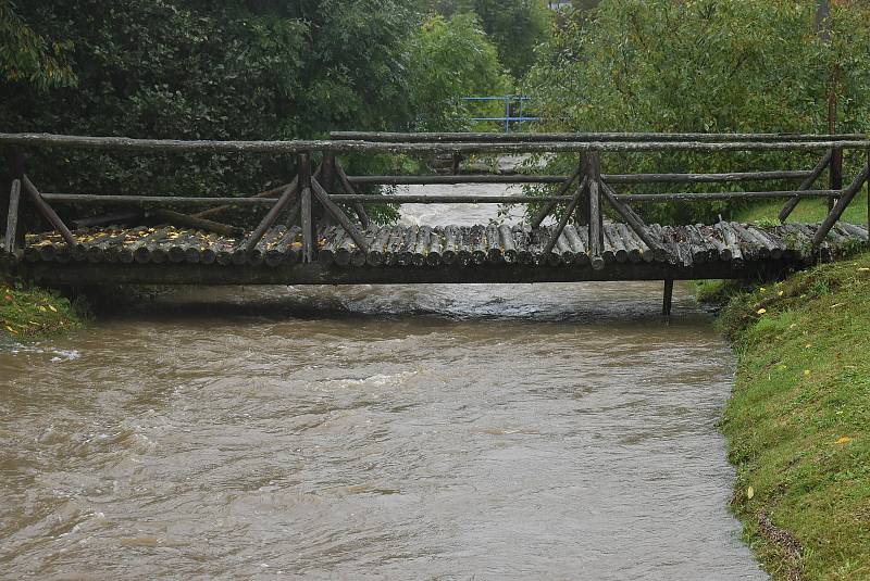 Na potoku Krasovka v Radimi byl vyhlášen nejvyšší povodňový stupeň "ohrožení". Zatím se daří udržet vodu v korytě.