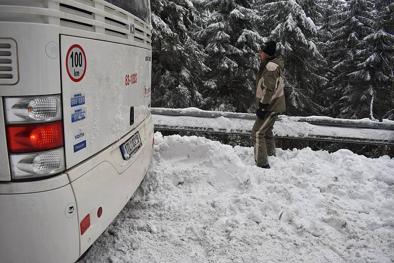 Cesta z Hvězdy na Ovčárnu neproběhla podle plánu. První kyvadlový autobus uvízl v hlubokém sněhu a uvěznil dva další, které jely za ním. 5. února 2023