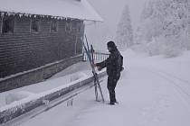 Nedočkavé běžkaře vítala v Jeseníkách na Ovčárně zatažená obloha, mokrý sníh a šedivé pošmourno. 2. 12. 2021