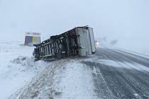 Sněhová a ledová kalamita způsobila na silnicích okresu Bruntál pět dopravních nehod.