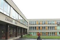 Základní škola v Cihelní v Bruntále je přístupná po zazvonění na kancelář školy, uvnitř u šaten jako první narazí lidé na školníka nebo školní personál.