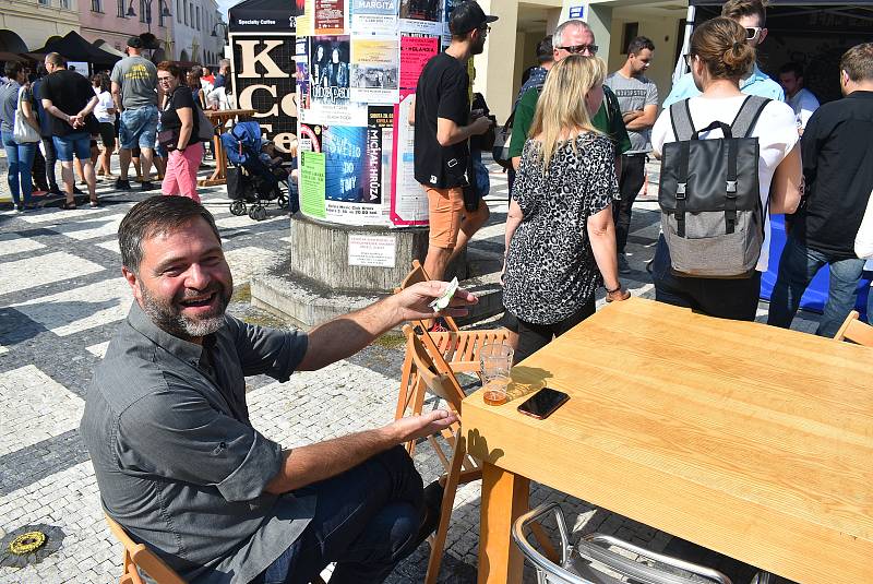 Centrum Krnova bylo plné lidí, kteří si užívali babího léta a vůně kávy.