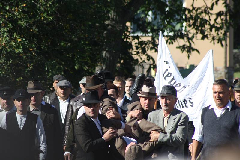 Osmdesáté výročí Liptaňské tragédie kromě pietního kladení květin k památníkům letos provázela také rekonstrukce této události.