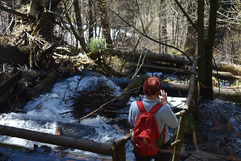 Udělejte si někdy výlet kolem náhonu, který přivádí vodu pro umělý vodopád v Karlově Studánce.