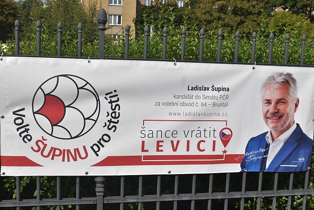 Kandidát do zastupitelstva Radek Zajíc a kandidát do senátu Ladislav Šupina na billboardech žertují o svých příjmeních.