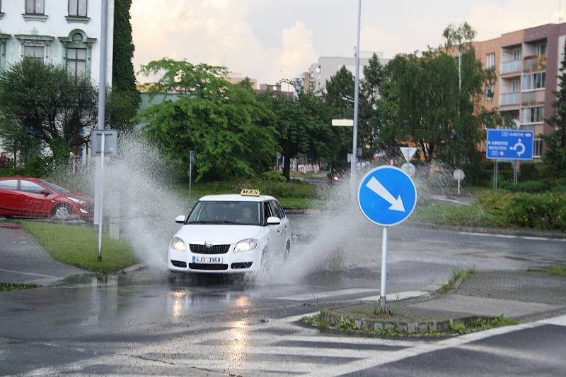 Kruhový objezd v centru Krnova poskytoval při každé bouřce fotografům efektní záběry, jak si řidiči poradili s brouzdalištěm. Tato krnovská atrakce už patří minulosti.