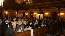 DOJEMNÉ SETKÁNÍ v krnovské synagoze. Profesor Alexander Fried (druhý zleva) s potomky manželů Belánikových, kteří ho ukrývali v roce 1944. Titul Spravedlivý mezi národy převzali za své rodiče Marie Přádková, Olga Zapletalová, Antonie Vojtková a Eduard Bel