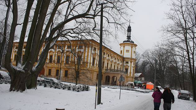 Velikonoční jarmark na zámku v Linhartovech měl letos zimní atmosféru.