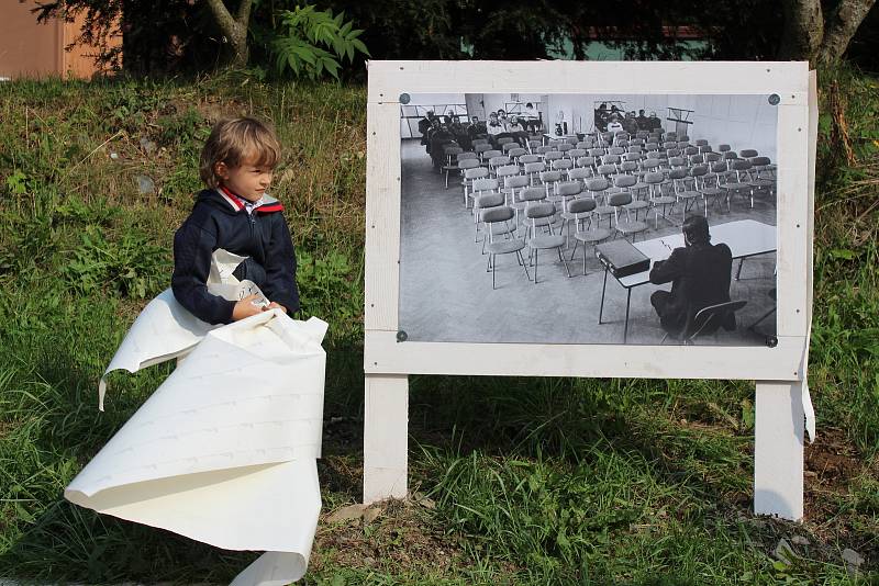 Lomnice se změnila ve výstavní síň pod širým nebem s fotografiemi Jindřicha Streita.