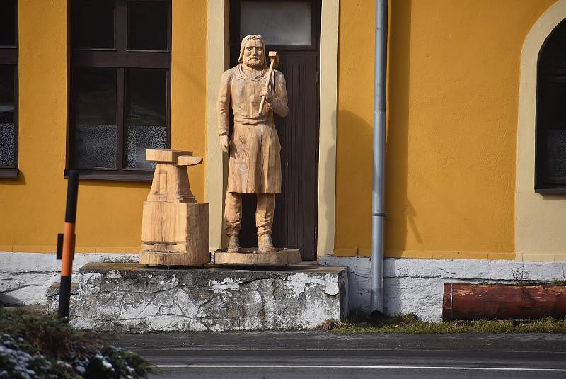 Tradiční obor zpracování kovů v Malé Morávce připomíná obecní znak s kanónem a dělovými koulemi i hospoda U Kovárny.