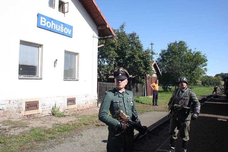 Úzkokolejka Osoblažka se vrátila do března 1945 díky fanouškům vojenské historie. Ti názorně předvedli cestujícím, co se zde mohlo odehrávat v posledních dnech války.