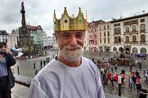 Král Majálesu Jindřich Štreit. Čerstvě korunovaný král Jindřich Štreit na balkonu olomoucké radnice. Jakoby se pro královskou korunu narodil. 