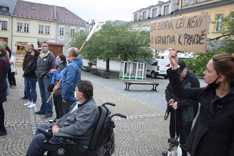 Na bruntálském náměstí se sešlo asi třicet demonstrantů, aby podpořili iniciativu Milion chvilek pro demokracii.