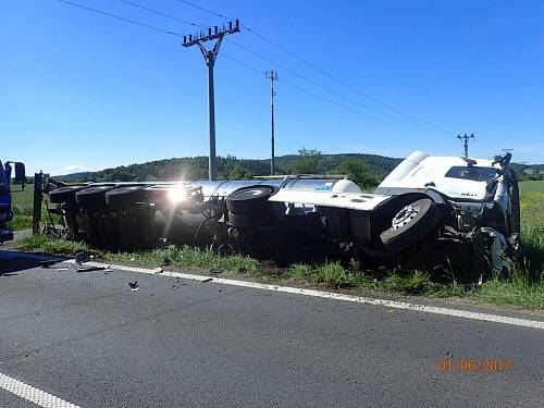 Ke komplikované nehodě, při níž se střetla cisterna DAF plná horkého asfaltu s nákladním autem Mercedes Atego, které převáželo krmivo, došlo ve čtvrtek 1. června ráno u Krnova. Hasiči byli na místě do pozdního večera.