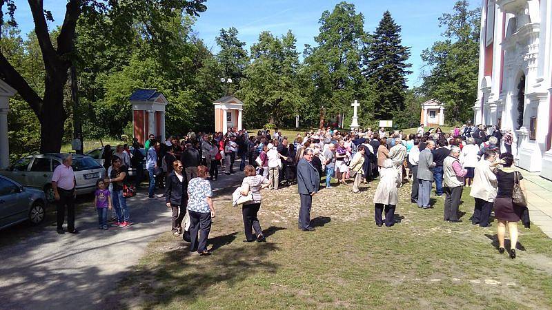 Brána milosrdenství se otevřela v poutním kostele na Cvilíně 22. května. Slavnost přilákala poutníky z celé republiky i ze zahraničí.