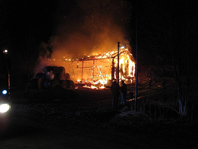 Stodola v Heřmanovicích lehla v noci na úterý 27. března popelem.Hrozilo, že se přenese požár z balíků slámy uskladněných ve stodole na sousední dřevěnku a elektrické napětí.