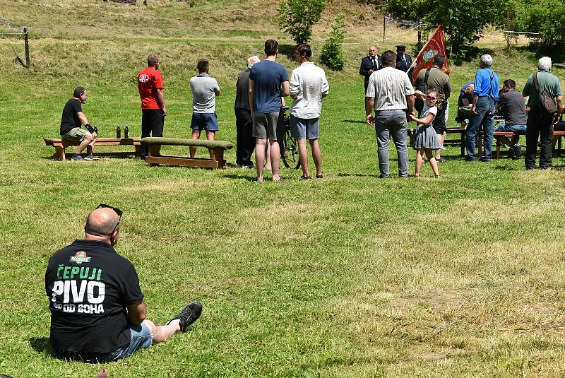 Obnovení kříže v Holčovicích Spáleném provázelo propojení křesťanských a hasičských tradic. Současně zde měli sraz majitelé motorek veteránů.