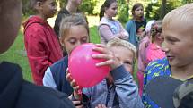 Zámecký park, Město Albrechtice 21. července: Kateřina Hrabalová o prázdninách nabízí dětem  zábavné pokusy a zážitky ze světa chemie a fyziky.