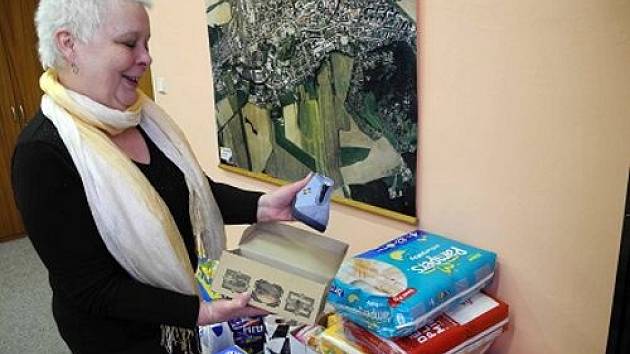Místostarostka Renata Ramazanová u hromady darů, které zaměstnanci Městského úřadu v Krnově poslali dětskému domovu v ukrajinské Nadvirně.
