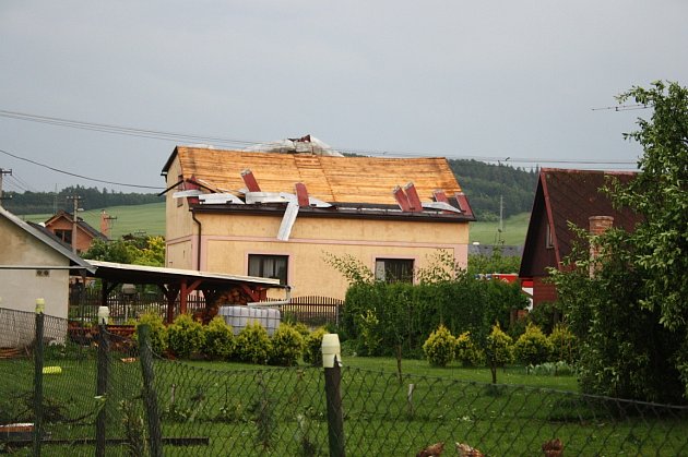 Silná bouřka, doprovázená údajně tornádem, napáchala velké škody.