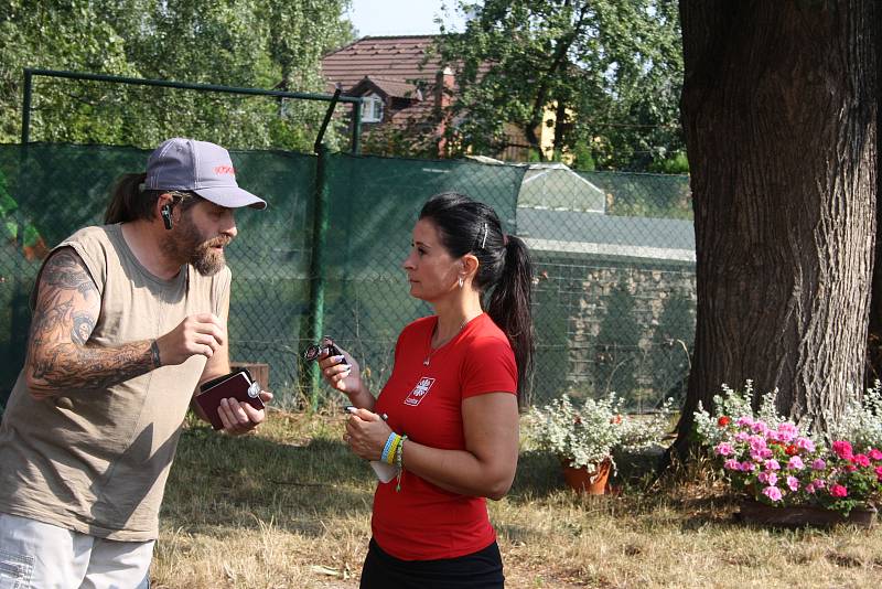 Zaměstnanci Charity Krnov a krnovské radnice společně nakládali nemocniční lůžka a humanitární pomoc na kamion, který v pondělí 23. července vyrazil na Ukrajinu.