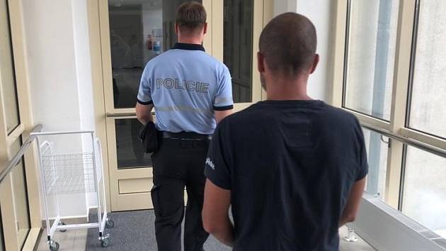 Objasnění vloupání v Bruntále, policisté dopadli čtveřici zlodějů.