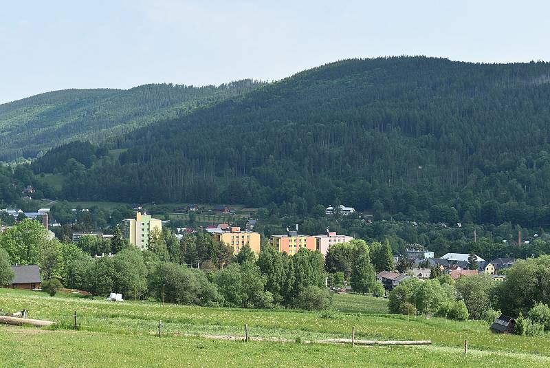 Vrbno pod Pradědem leží přímo na hranici mezi Hrubým Jeseníkem a Zlatohorskou vrchovinou.