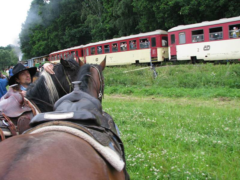 Fajné léto na osoblažské úzkokolejce slibuje 13. července dvě parní lokomotivy místo jedné a přepadení vlaku desperáty ve westernovém stylu.