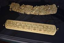 Zlatý šperk nalezený v září 2022 na Opavsku je starý tři tisíce let. Poprvé bude vystavený od 2  do 5. 11. na zámku v Bruntálu. Očekává se velký zájem veřejnosti. Vzhledem k bezpečnostním opatřením ho uvidí asi 250 zájemců denně.