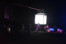 Na Osoblažsku právě vzniká film Mord. Pro natáčení nočních scén bylo nutné uzavřít silnici z Dívčího Hradu do Hlinky.