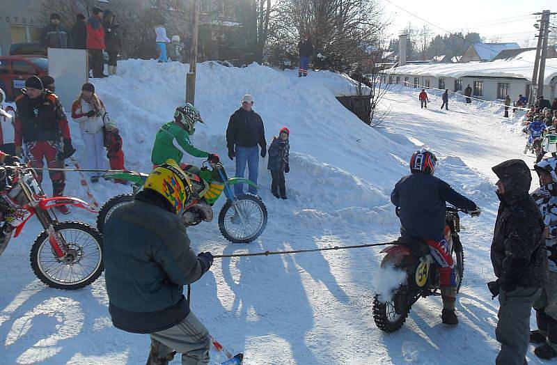 Motoskijöring, sport pocházející ze severských zemí, se představil v Ryžovišti. Na startu se objevilo hned jedenáct soutěžních dvojic.