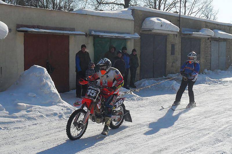 Motoskijöring, sport pocházející ze severských zemí, se představil v Ryžovišti. Na startu se objevilo hned jedenáct soutěžních dvojic.