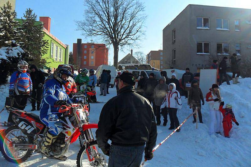 Motoskijöring, sport pocházející ze severských zemí, se představil v Ryžovišti. Na startu se objevilo hned jedenáct soutěžních dvojic.