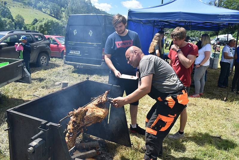 Obnovení kříže v Holčovicích Spáleném provázelo propojení křesťanských a hasičských tradic. Současně zde měli sraz majitelé motorek veteránů.